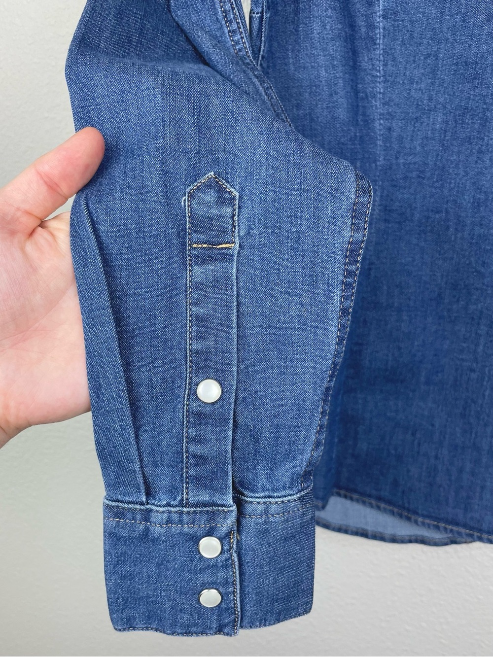 Levi's Women's XS Tailored Fit Classic Denim Western Shirt Blue Pearl Snaps Blue - Picture 11 of 16